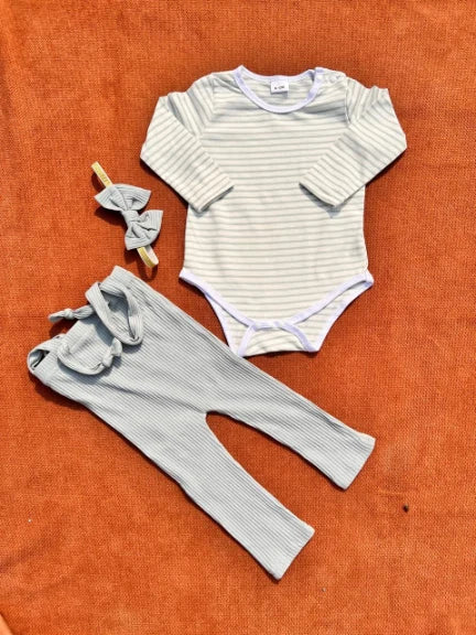 3-Piece Baby Girl Outfit – Stylish Shirt, Trouser & Hairband Set