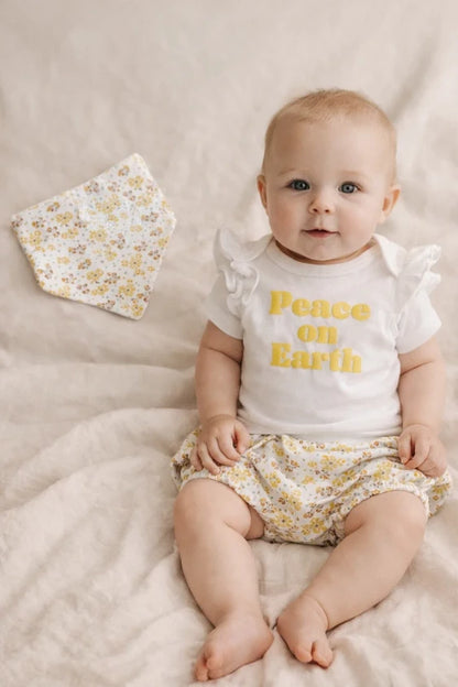 3-Piece Baby Outfit Set – Bodysuit, Shorts & Bib