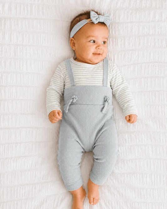 3-Piece Baby Girl Outfit – Stylish Shirt, Trouser & Hairband Set