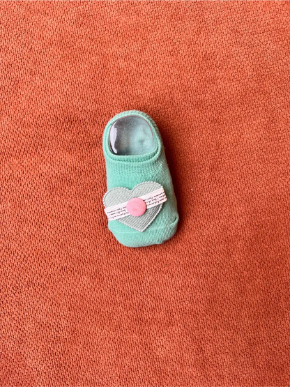 Soft Baby Booties for Newborns (0–6 Months) – Warm & Gentle for Tiny Feet