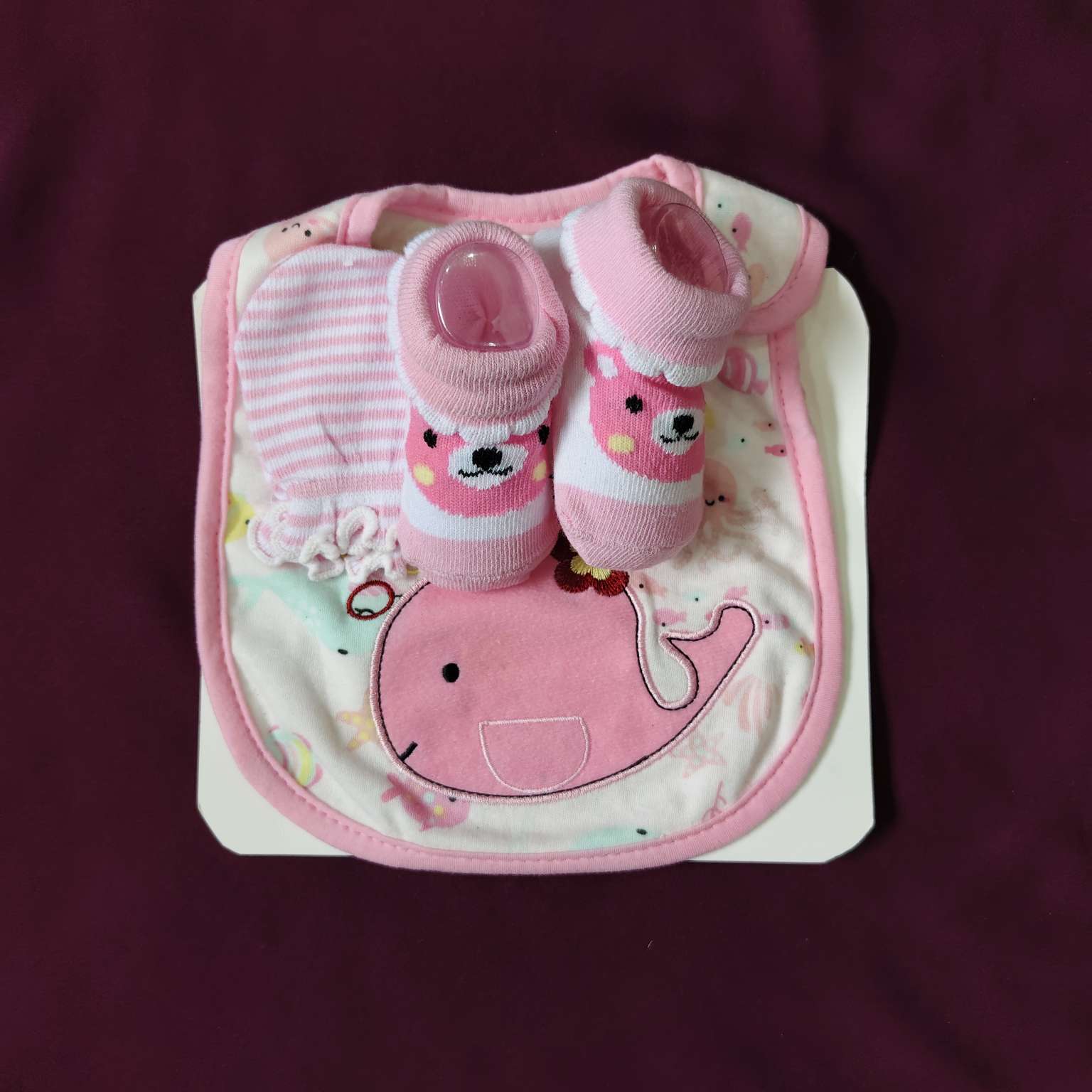 pack of bib, mittens and bib (7)
