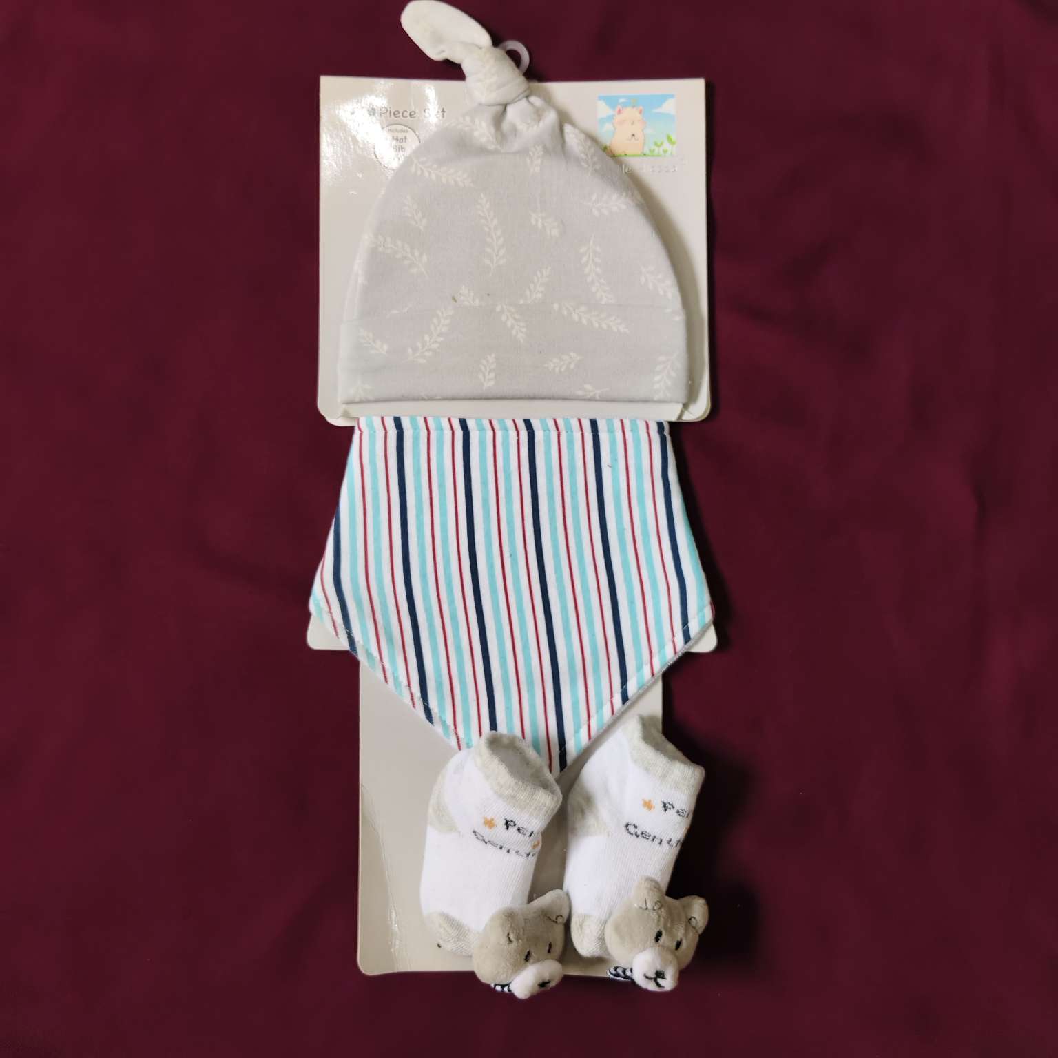 pack of cap, bib and booties (9)
